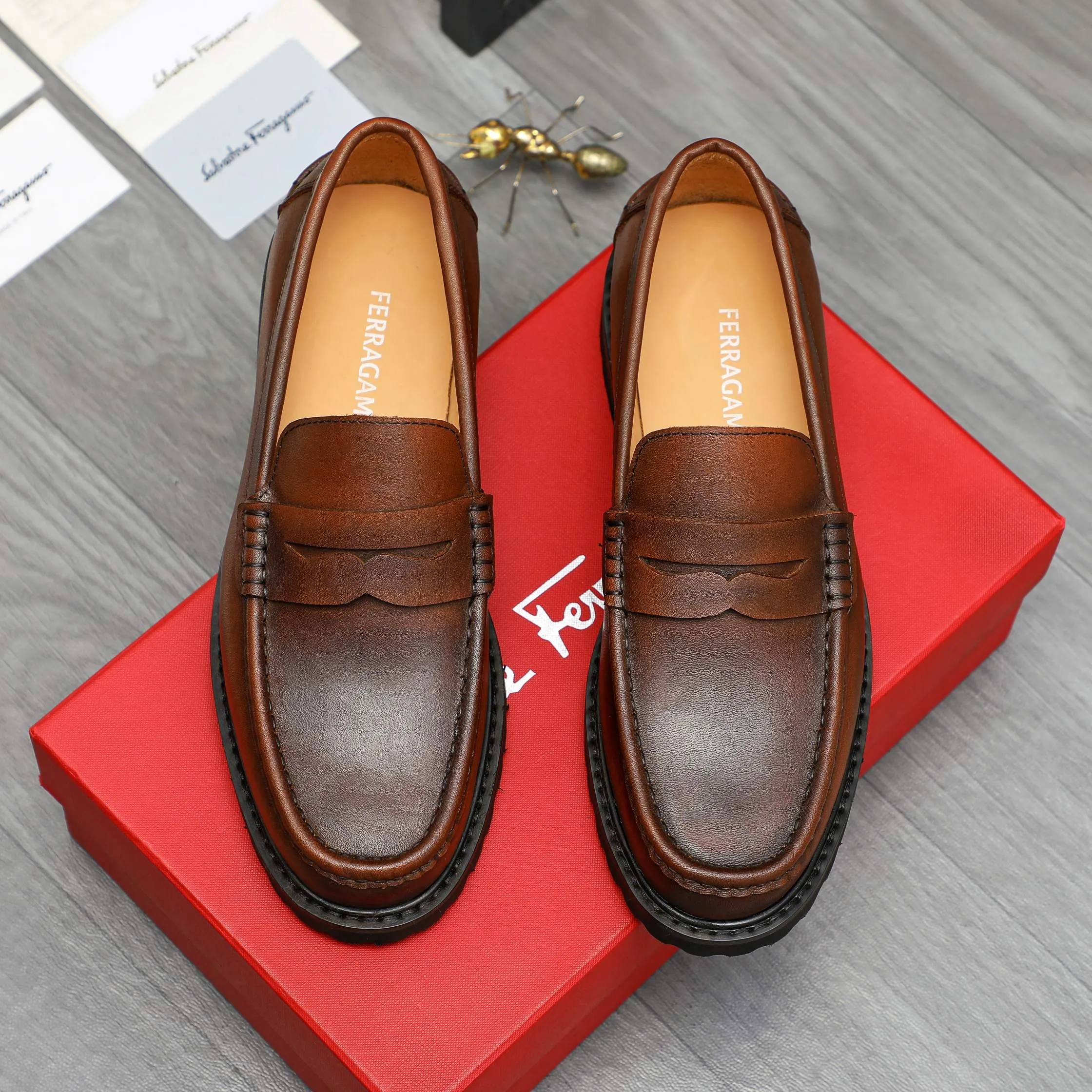 Men's shoes 💰442 Product trademark: Ferragamo "Ferragamo" business formal leather shoes Regular size: 38-46 (45.46 custom-made and non-returnable) Product materials: Selected color-brushed cowhide upper, cowhide lining, non-slip rubber outsole